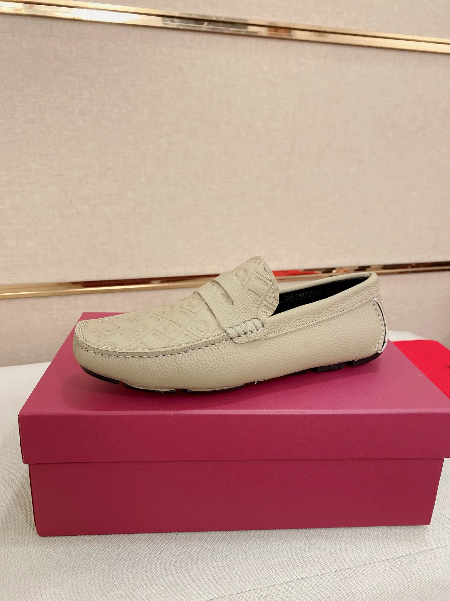 Men's shoes💰: 560💰High-end quality! Ferragamo🆕🆕Exclusive hot-selling products in stock🔥🔥New products on the shelves, high-quality Ferragamo men's pea shoes, high-end casual driving shoes, with complete packaging! 💪 💪 Material: imported first-layer pebbled cowhide 🐂 + imported high-quality water-dyed cowhide lining + wear-resistant outsole 👍🏻👍🏻 Features: high-end and comfortable, purely handmade 🚀 🚀 Create the perfect shoe that suits you best 🔥 🔥 Size: (38-44) 45 standard size can be customized!